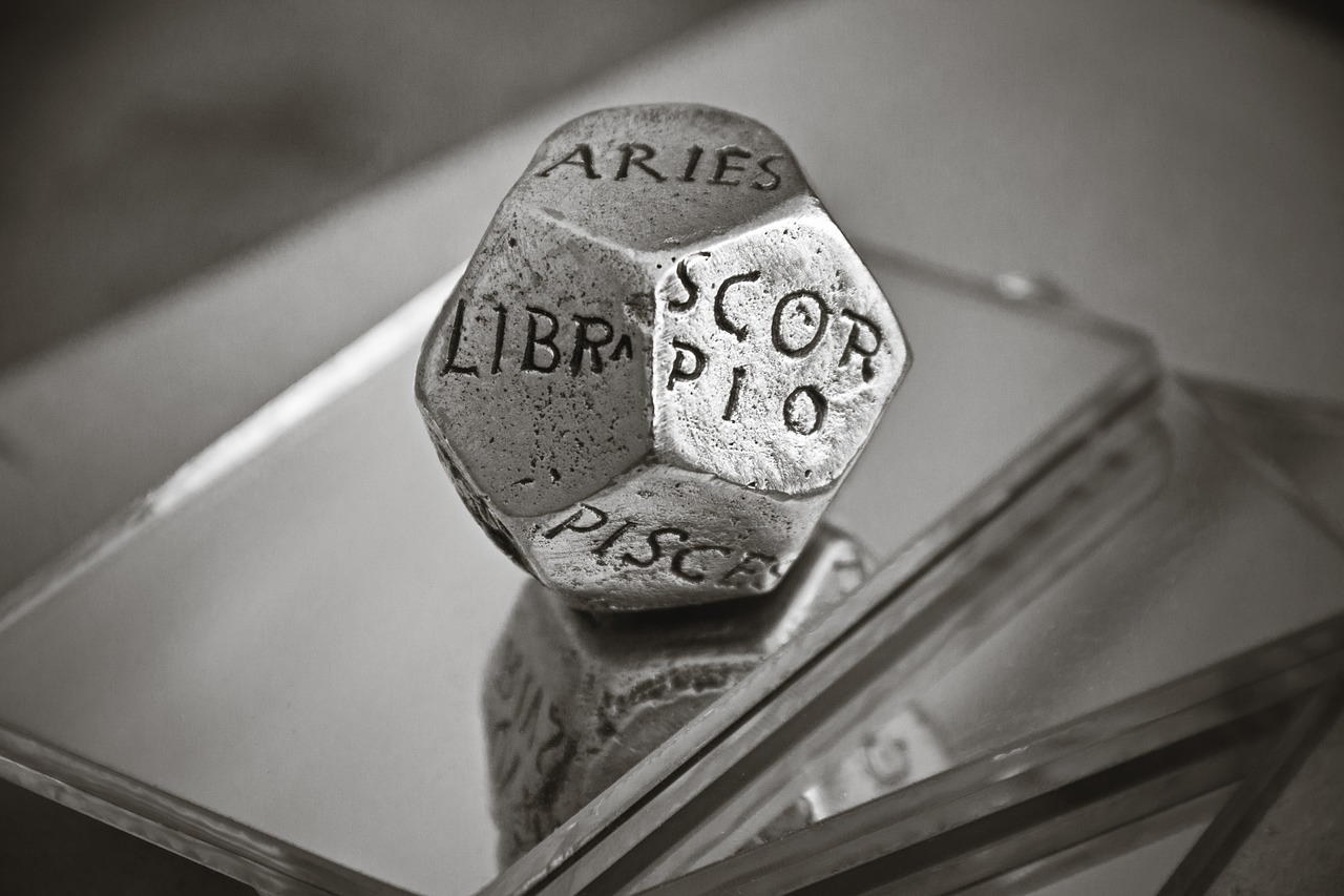 Kostka z symbolami znaków zodiaku - horoskop na 9 marca 2026.