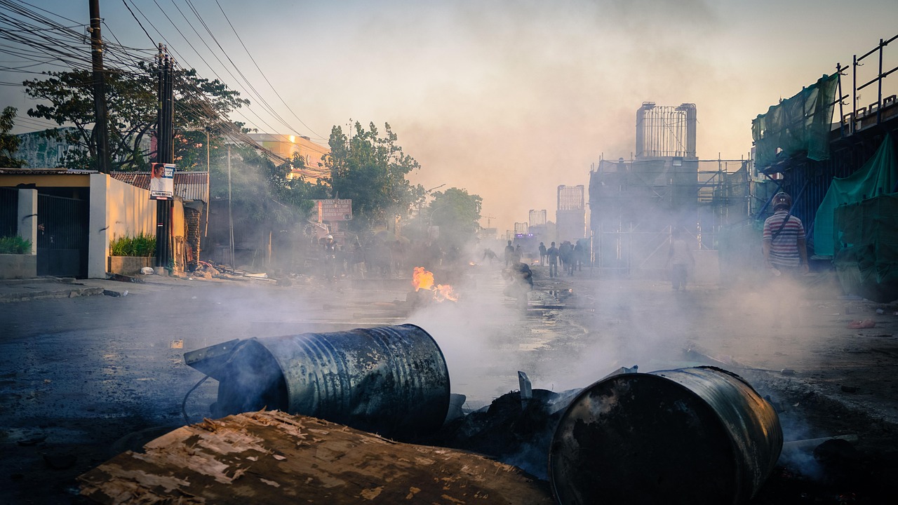 Eskalacja Napięć na Kubie: Protesty w Morón Przeradzają się w Atak na Siedzibę Partii