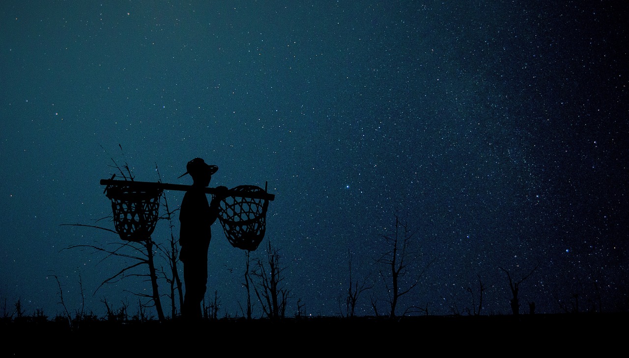 Niezwykłe Zjawisko na Mazowszu: Bolid Rozświetlił Nocną Niebo