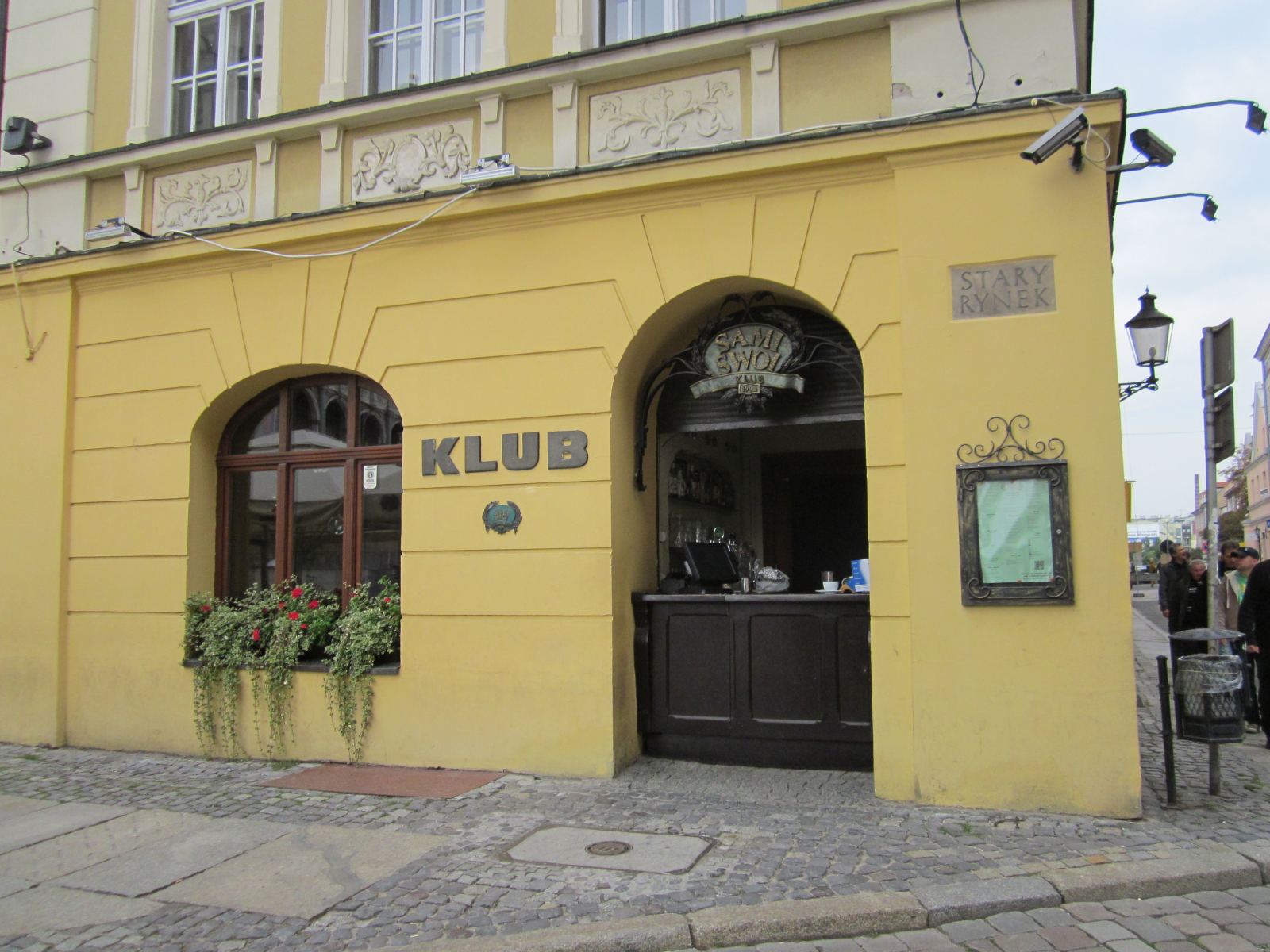 Klub "Sami swoi" - nawiązanie do kultowej polskiej komedii.