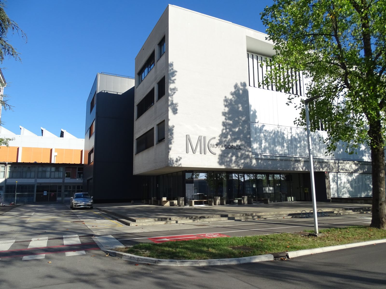 Pożar w Kompleksie Przemysłowym “NovaTech” w Gdańsku – Analiza Sytuacji