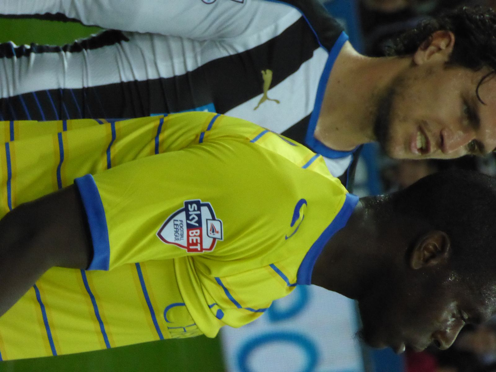 Daryl Janmaat leżący na murawie, symbolizujący trudności po zakończeniu kariery piłkarskiej.