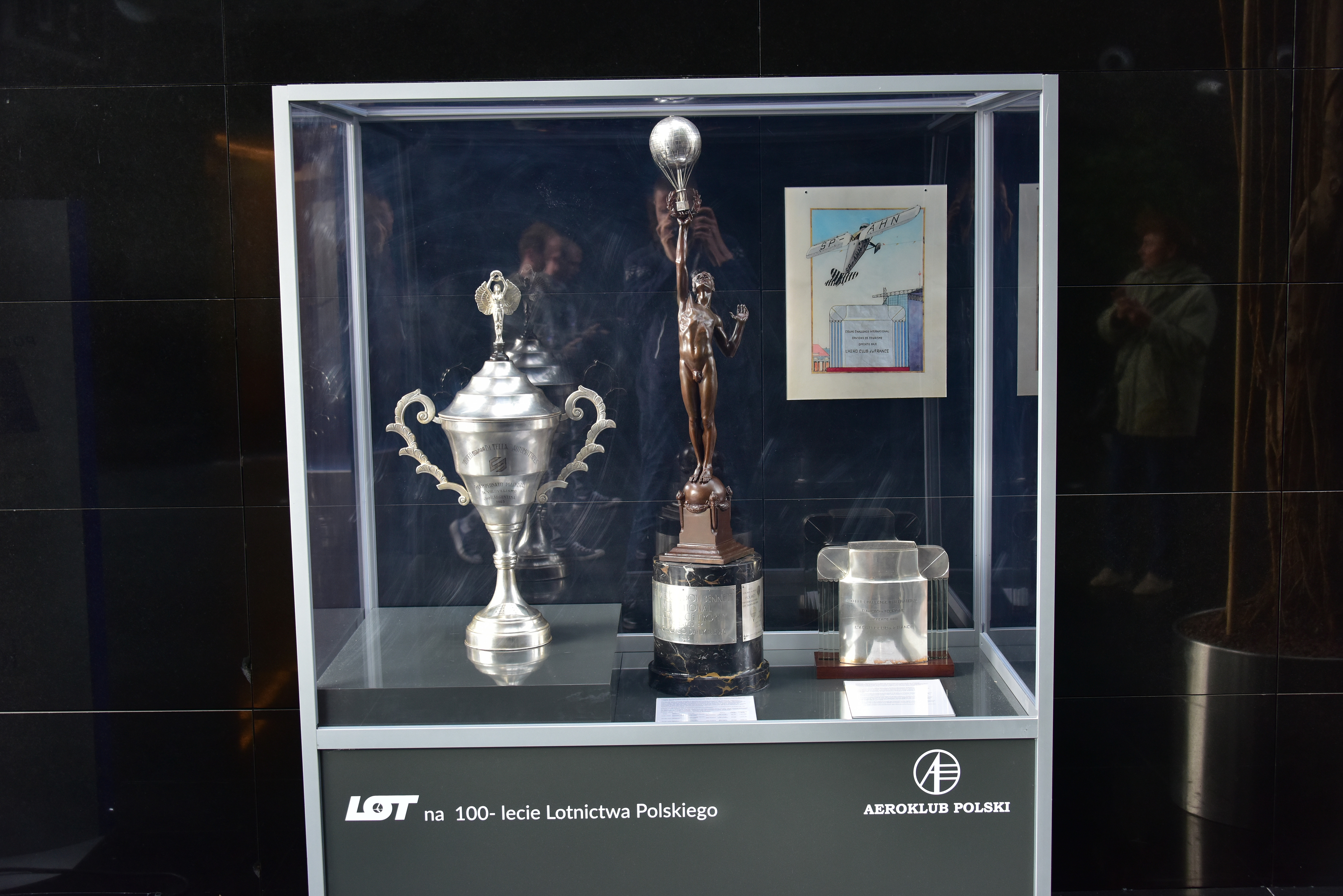 Puchary i nagrody LOT na 100-lecie Lotnictwa Polskiego.