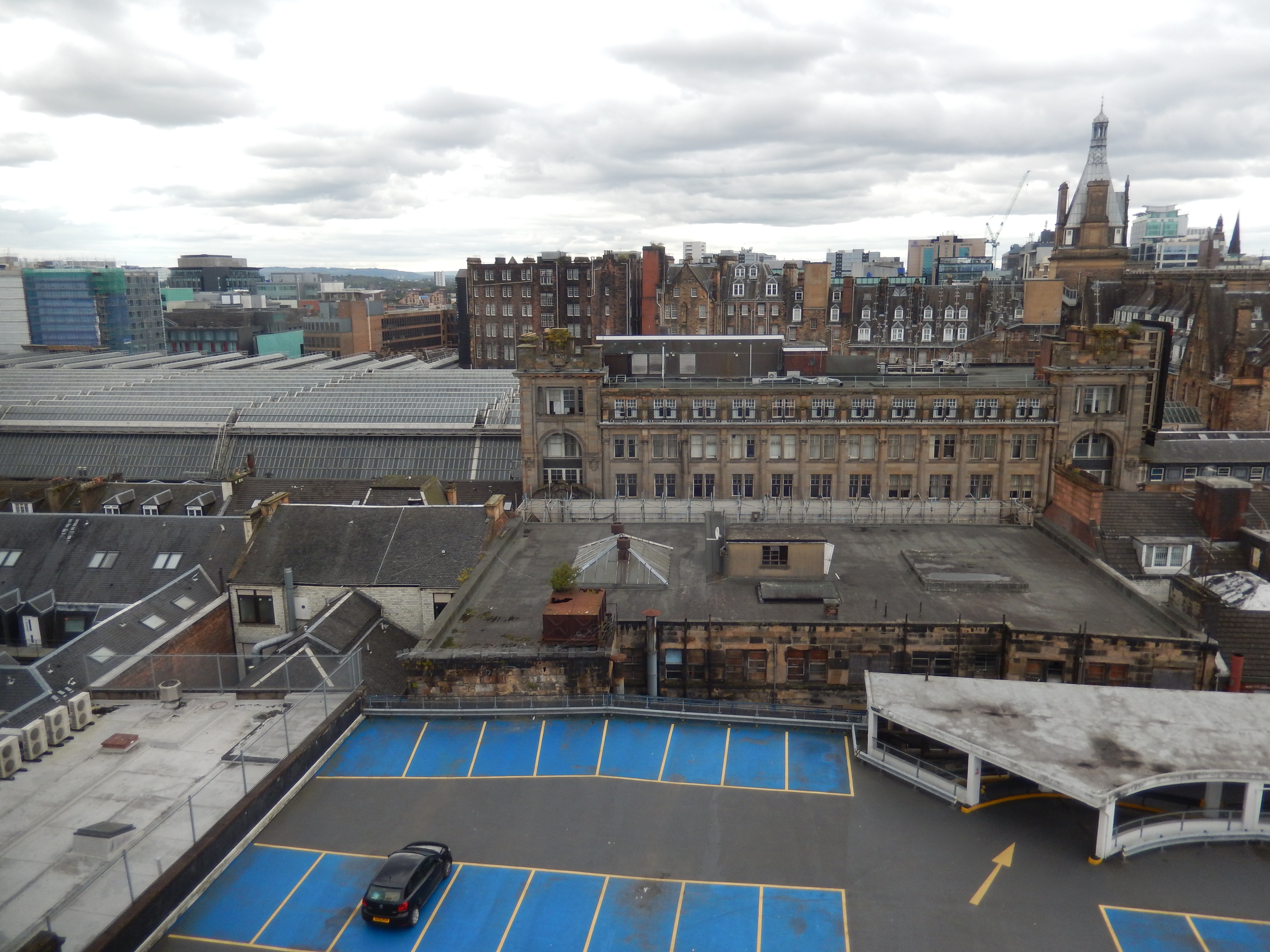 Glasgow Central Station - widok na budynki w pobliżu stacji kolejowej po pożarze.