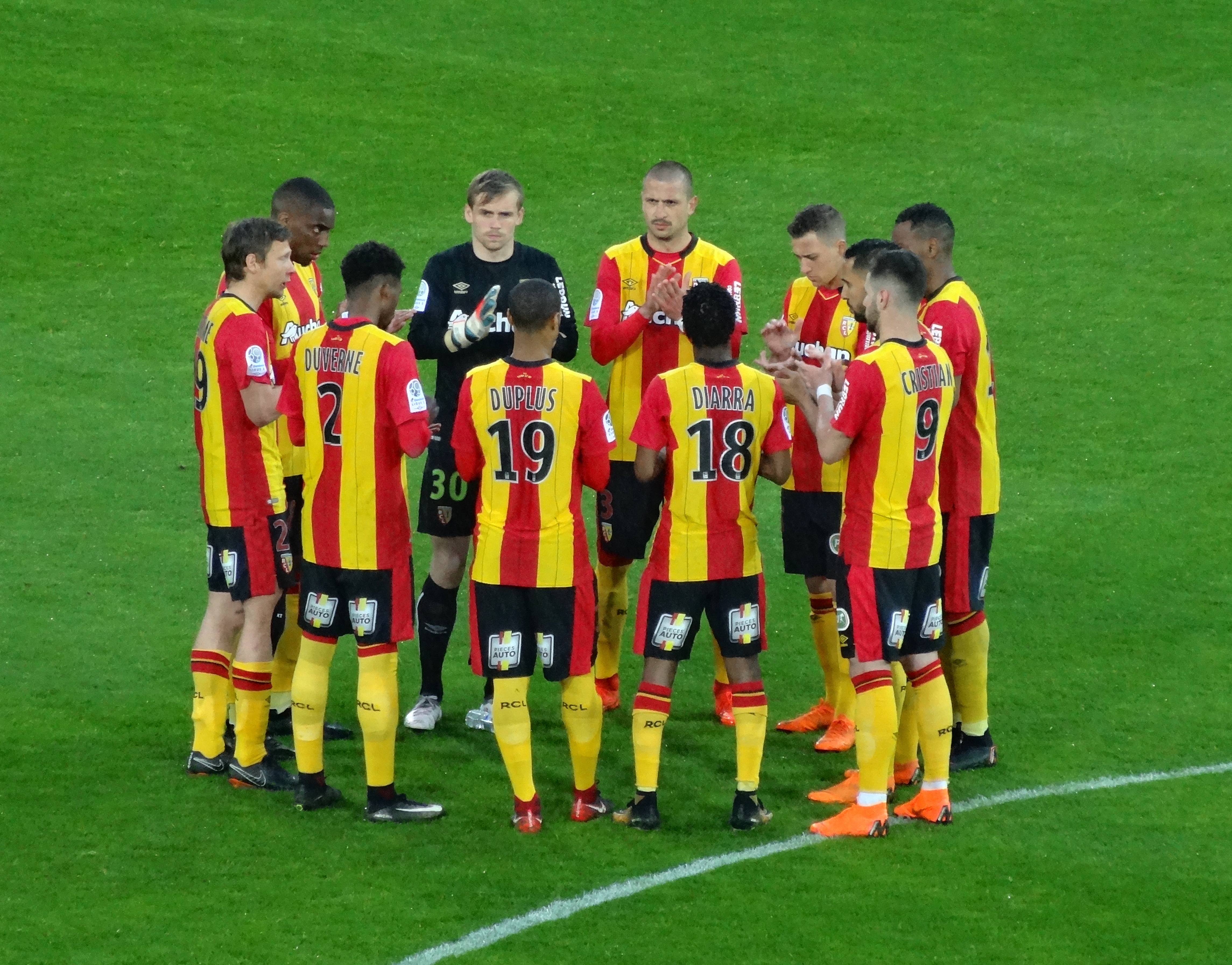 RC Lens depcze po piętach Paris Saint-Germain! Sensacyjne zwycięstwo i debiutancki gol Szymańskiego!