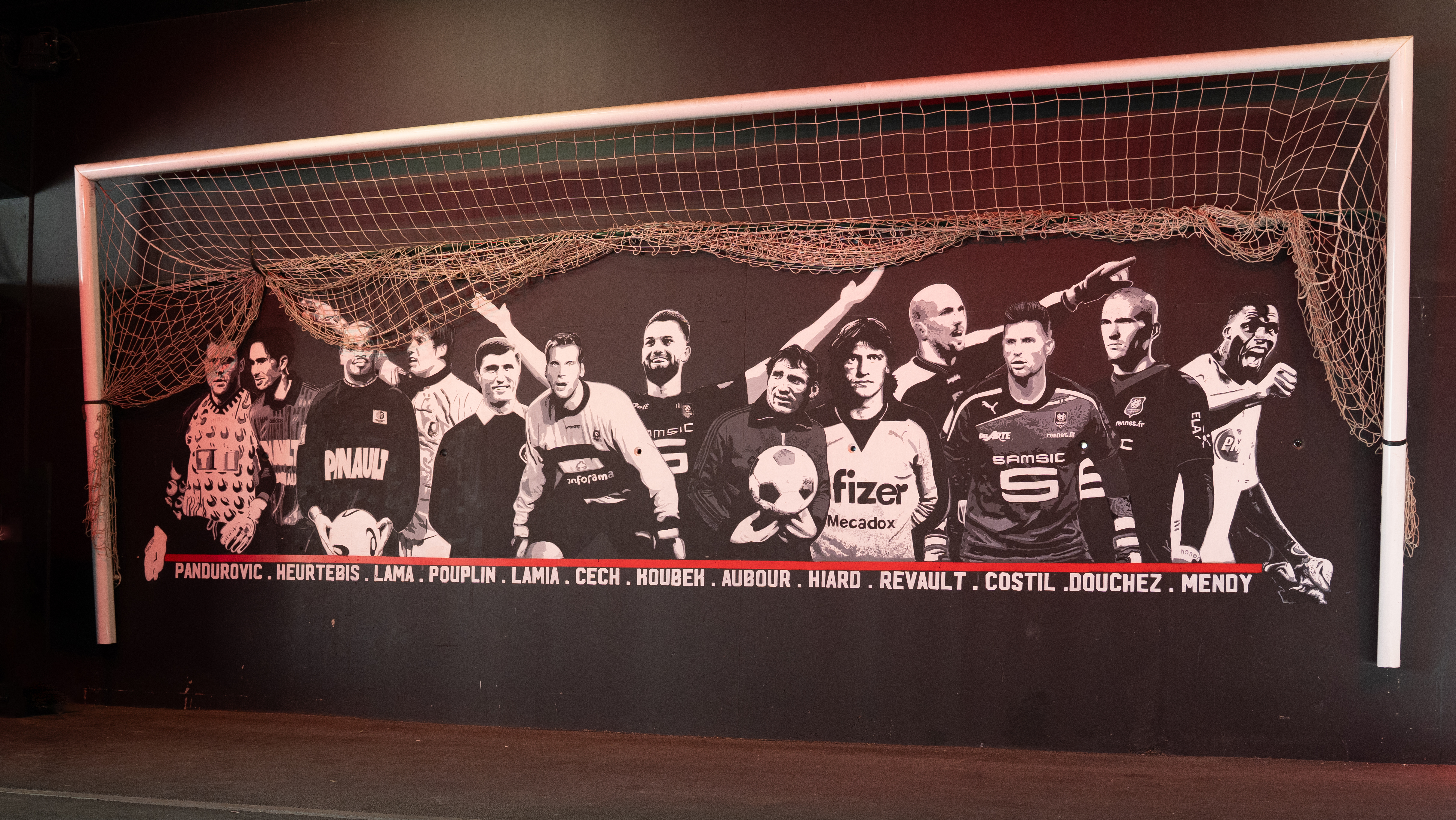 #dziejesiewsporcie: Niesamowity rzut bramkarza! Piłka Tomasa Koubka na balkonie!