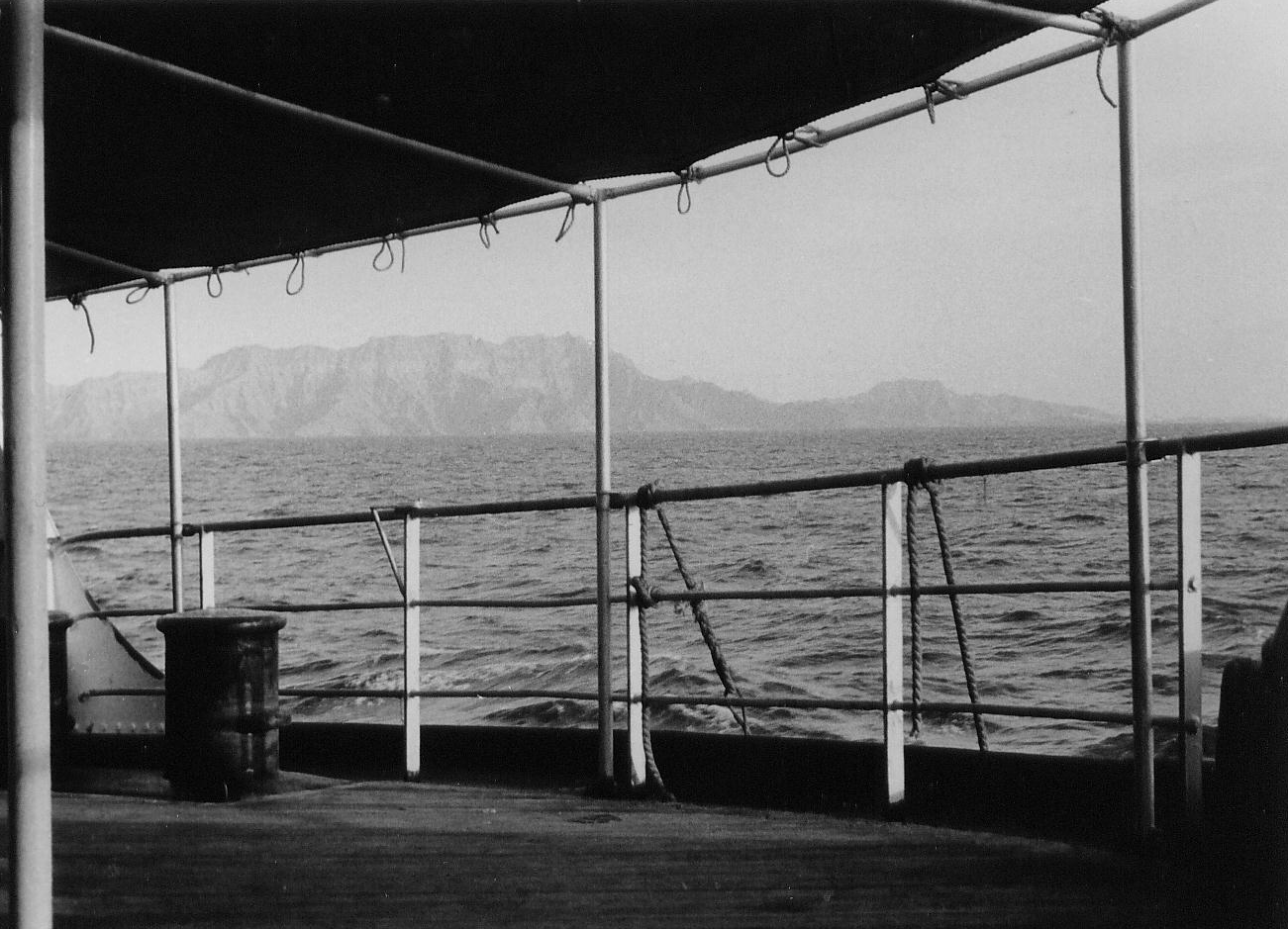 Irańska armia częściowo odblokowuje cieśninę Ormuz, stawiając warunki polityczne