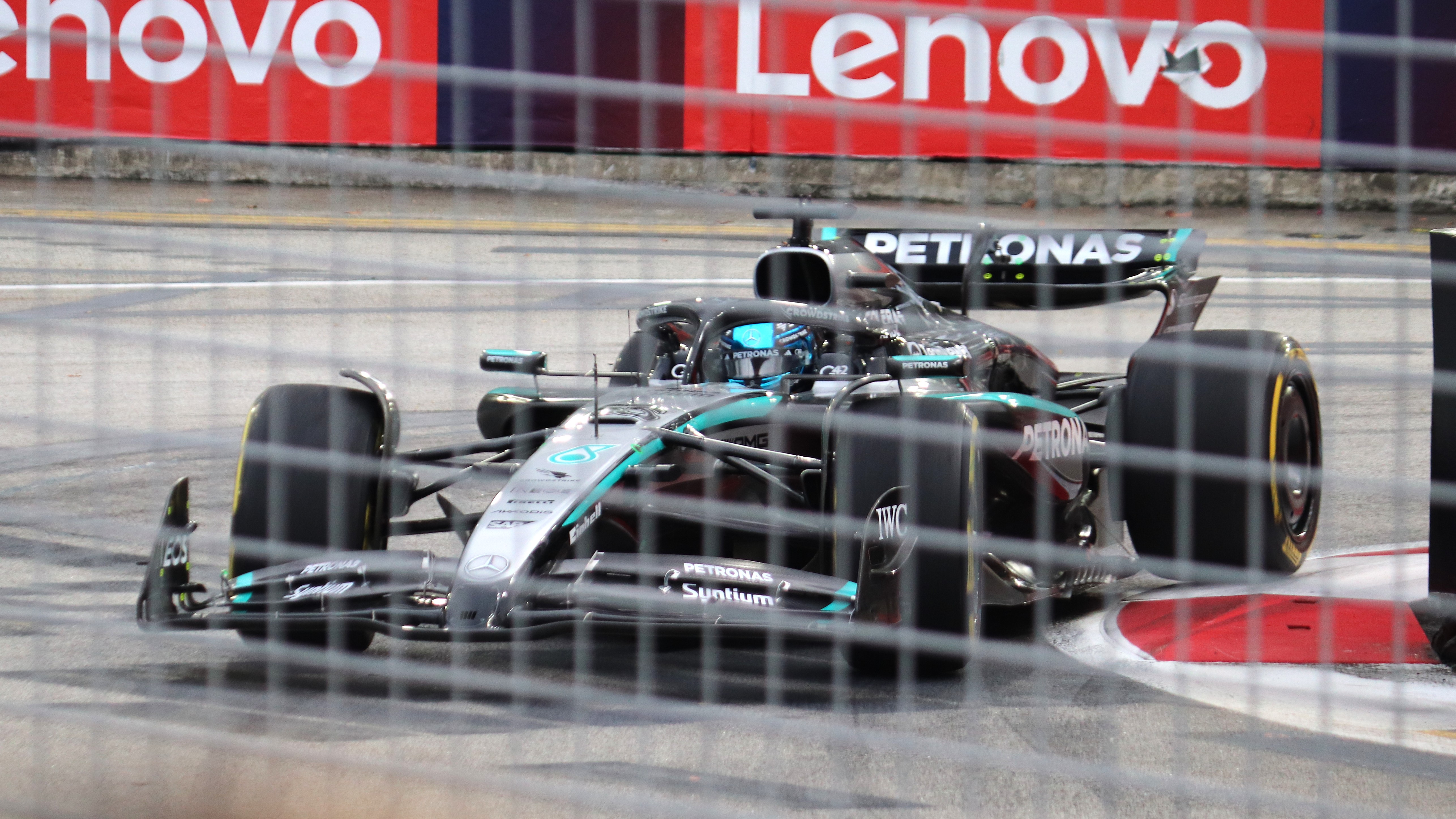 George Russell Sensacją Kwalifikacji Sprintowych w Szanghaju – Mercedes Dominuje!